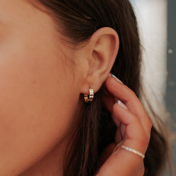ONLINE EXCLUSIVE - Golden glow hoops